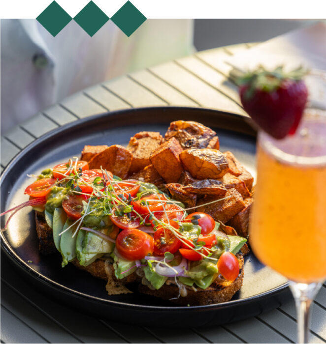 Café Eden Rive Nord restaurant - Toast avocat et tomates cerises avec jus d'orange